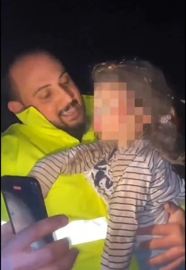 Enkaz altından çıkarılan yaralı ve halsiz çocuğu sağlık ekiplerine teslim etmek yerine önce canlı yayın açmak nedir?