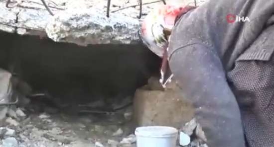 İneği enkaz altında kalan teyzemiz, her gün enkazın altından sürünerek ineğini besliyor. Böyle vicdanlı insanları gördükçe içiniz sızlıyor mu?