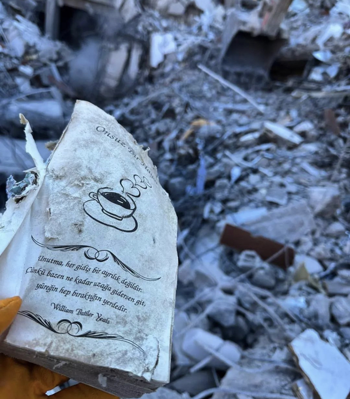 Enkazdan çıkarılan yazılar, şimdi çok daha anlamlı oldu değil mi?