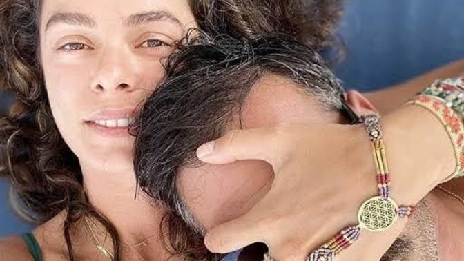 Saç aralarında beyaz olması mı yoksa saçın boyalı olması mı hoş?