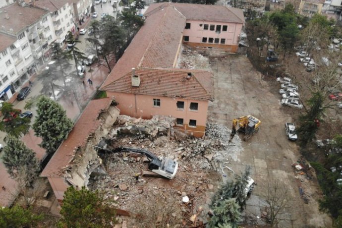 MEB, isteyen depremzede öğrencilere parasız yatılı okul imkânı sunuyor. Çocukların yeniden okula uyumu için yeterli olur mu?