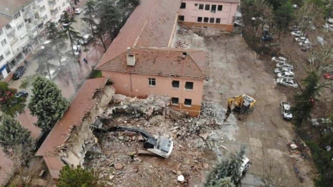 MEB, isteyen depremzede öğrencilere parasız yatılı okul imkânı sunuyor. Çocukların yeniden okula uyumu için yeterli olur mu?