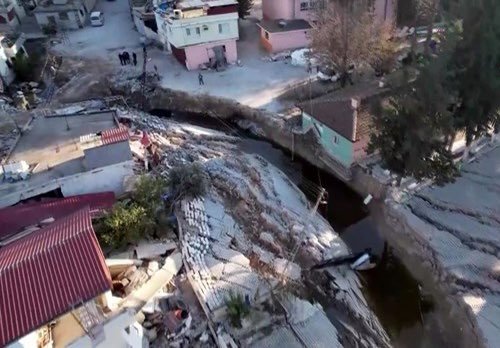 Hatayda fay hattının geçtiği köy ikiye bölündü. Fay hattının kenarında kalan evi gördünüz mü?