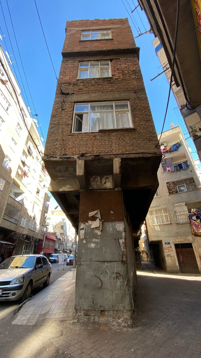 Diyarbakırda giriş katı hariç kolonları olmayan binanın ayakta kalması görenleri şaşırttı. Sizce yıkılmamasının sebebi ne?