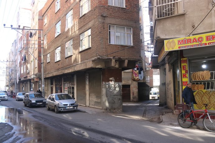 Diyarbakırda giriş katı hariç kolonları olmayan binanın ayakta kalması görenleri şaşırttı. Sizce yıkılmamasının sebebi ne?