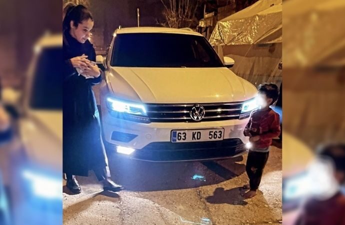 Yalın ayak depremzede çocuğa yapılan yardımı paylaşıp, devlet nerede diye soranlara demiş. Böyle yardım mı olur?