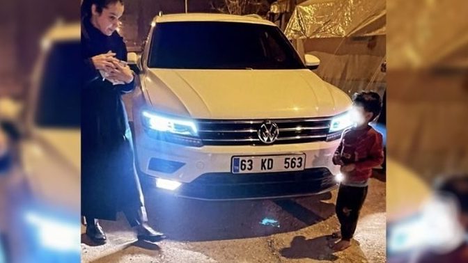 Yalın ayak depremzede çocuğa yapılan yardımı paylaşıp, "devlet nerede diye soranlara" demiş. Böyle yardım mı olur?