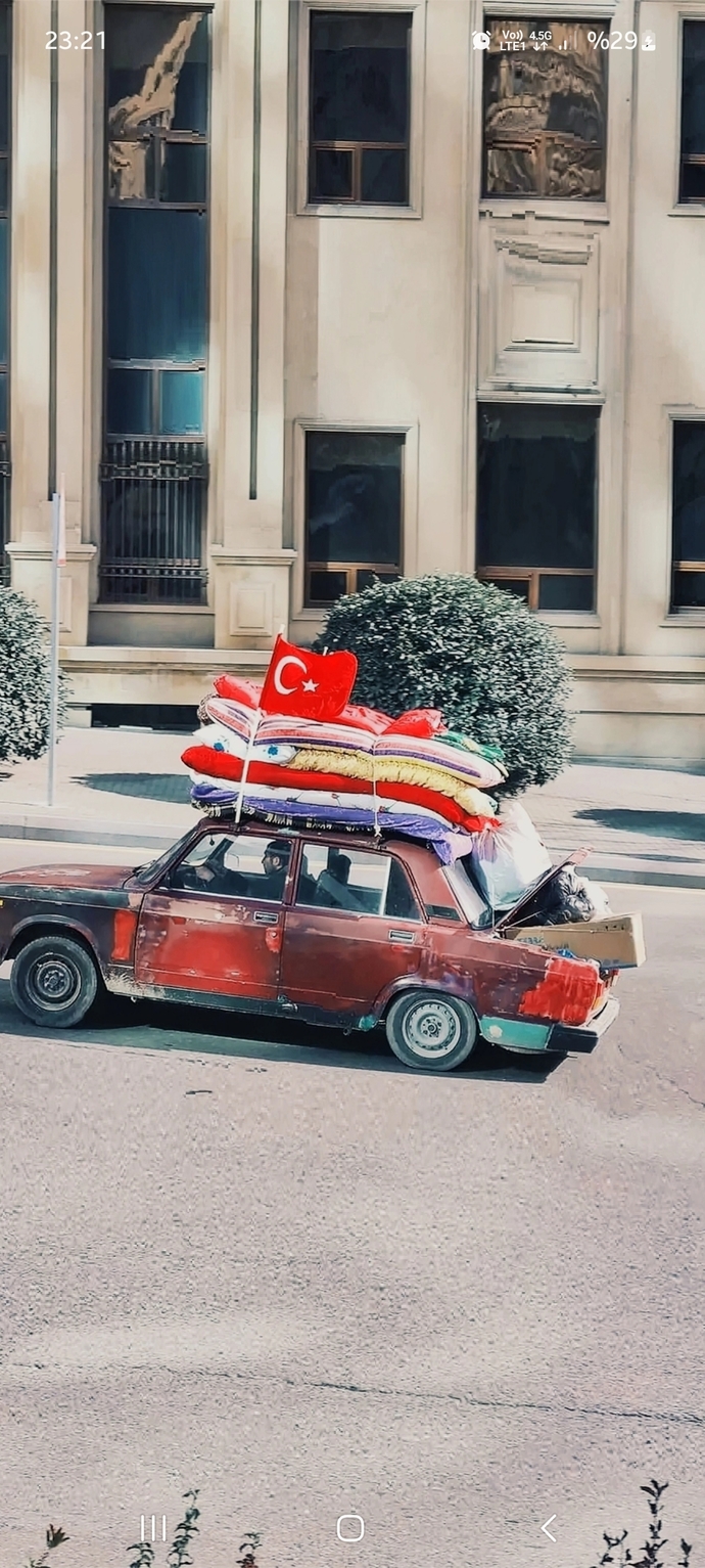 Azerbaycan'dan eski model aracıyla yardım taşıyan kişiye, bir iş insanı yeni araba hediye etmiş. Böyle güzel haberlere hasret kalmadık mı?