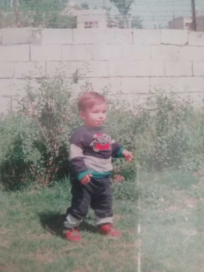 Çocukken sarışın güzelken şimdi neden böyle esmer Çirkin oldum?