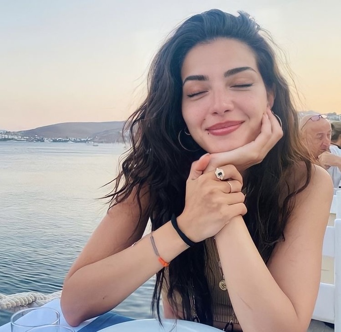 Türkiye'nin en güzel kadını Fulya Öztürk değil mi?