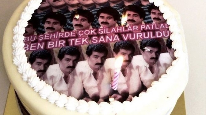 Ailenizin organize ettiği bir doğum günü kutlamasında arkadaşlarınız hediye almasa üzülür müsünüz?