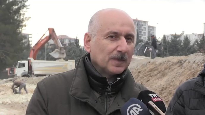 Ulaştırma Bakanı, “Depremde sadece birkaç yolumuz etkilendi. Yaptığımız yollar sayesinde ulaşımı kesintisiz sağlamış olduk” demiş. Sahiden böyle mi oldu?