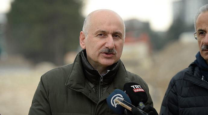 Bakan Karaismailoğlu, Bu kadar büyük bir depreme dayanıklı yollar sayesinde ulaşımı kesintisiz sağladık demiş. İlk günler ulaşımın yapılamadığı yalan mı?