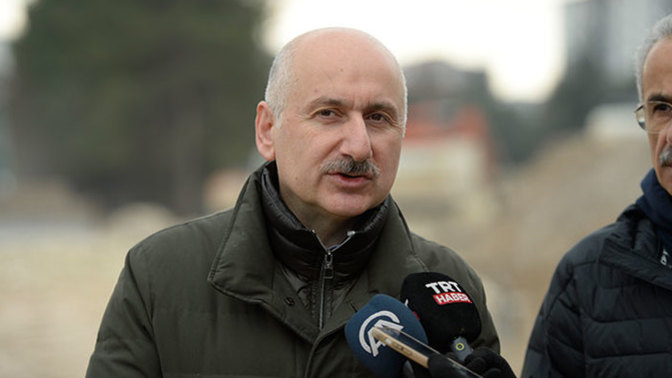 Bakan Karaismailoğlu, "Bu kadar büyük bir depreme dayanıklı yollar sayesinde ulaşımı kesintisiz sağladık" demiş. İlk günler ulaşımın yapılamadığı yalan mı?