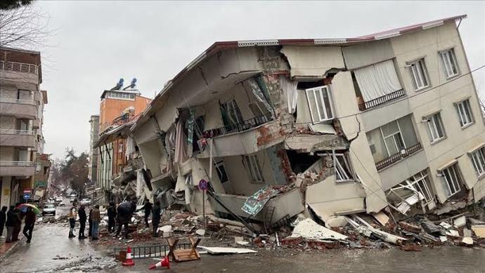 Sallantı olduğu an evden kaçmak mı gerekiyor yoksa sallantının durmasını mı beklemeli?