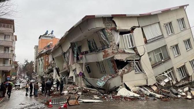 Sallantı olduğu an evden kaçmak mı gerekiyor yoksa sallantının durmasını mı beklemeli?