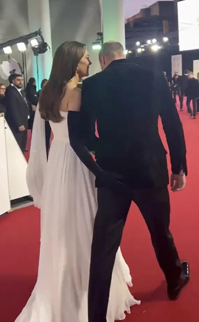 Prenses Kate, kocası prens William’ın toplum içinde poposunu elledi! Eşiniz size karşı böyle bir davranışta bulunsa, ne yapardınız?