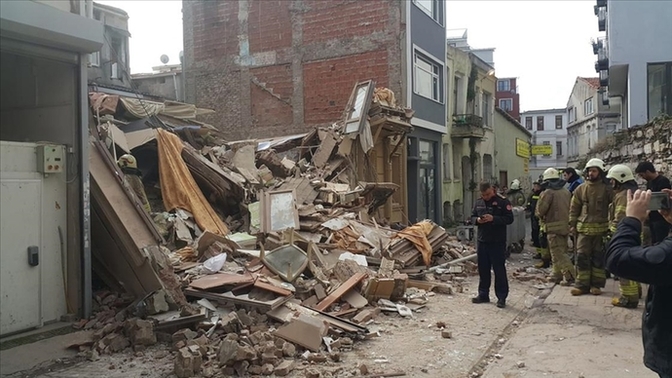 İstanbul Fatih'te 2 katlı bir bina çökmüş, sizce sıra İstanbul'da mı?