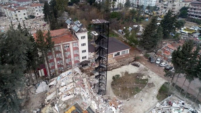 Deprem sonrası Hataydaki 7 katlı bir binadan geriye sadece yangın merdiveni kalmış. Çok acı değil mi?