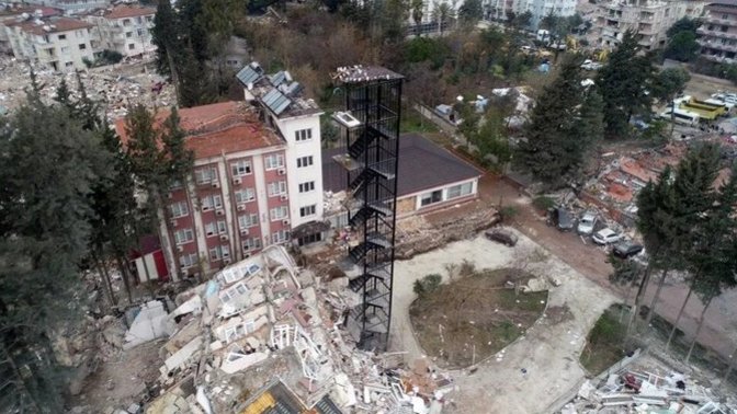 Deprem sonrası Hatay'daki 7 katlı bir binadan geriye sadece yangın merdiveni kalmış. Çok acı değil mi?