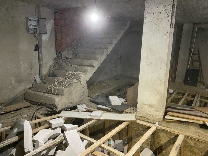 Kağıthanede bir kişi, gizlice bir binanın zemininde kazı çalışması yaparak kaçak kat inmiş, depremlerden ders almadık mı?