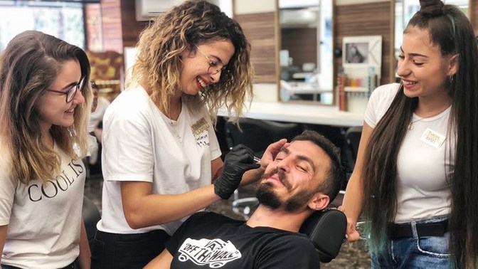 Sevgilinizin sürekli karşı cinsle muhatap olduğu bir mesleği olsa bu sizi nasıl etkiler?