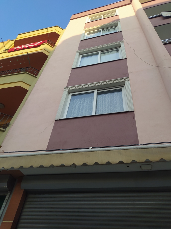 Birinci kat pencerenin altinda sol Mersinde yasiyoruz ama gene korkuyoruz dün sallandi