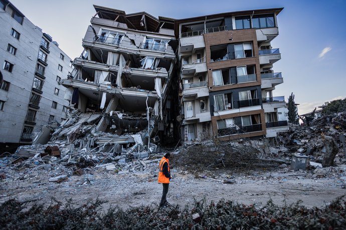 Depremin Amerika tarafından tetiklendiği söyleniyor. Bu konuda senin fikrin nedir?