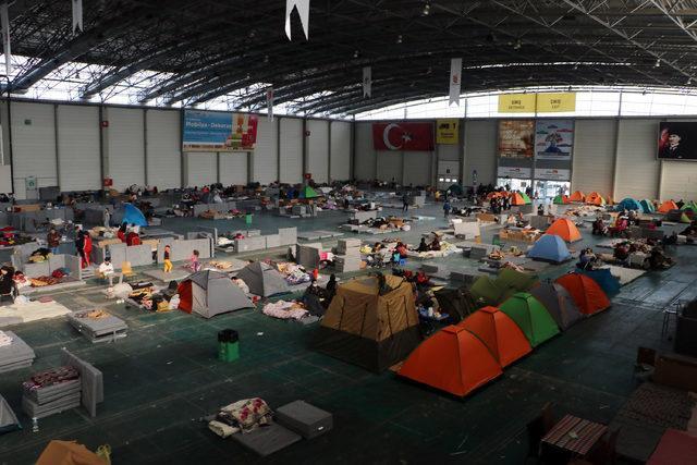 Depremlerden sonra Adanalılar evlerine giremiyor! 28inde deprem olacak söylentileri var Deprem Olur mu?
