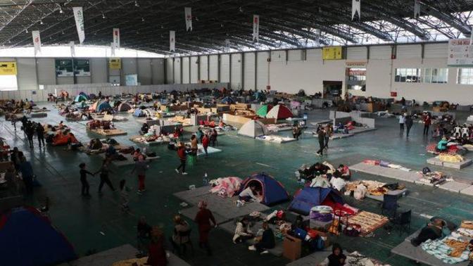 Depremlerden sonra Adanalılar evlerine giremiyor! '28'inde deprem olacak söylentileri var' Deprem Olur mu?