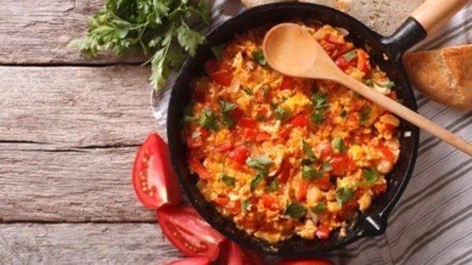 Menemen sadece, kahvaltıda soğansız, öğle ve akşam soğanlı yenen bi "baba yemek" midir?