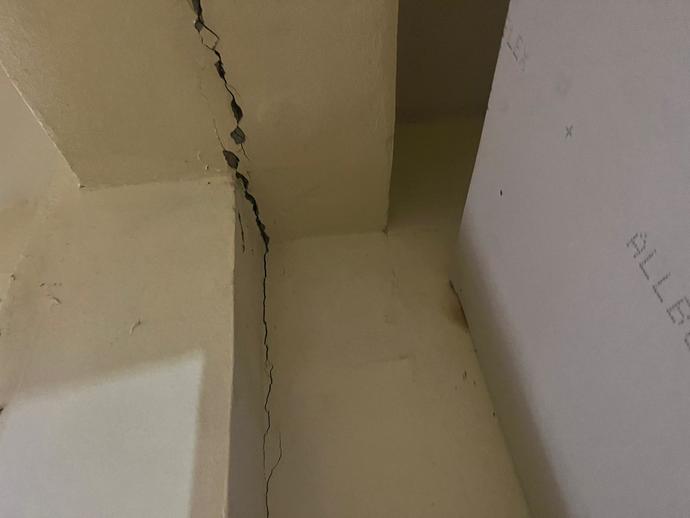 Depremden dolayı apartmanda çatlaklar var. Bakar mısınız, riskli mi?