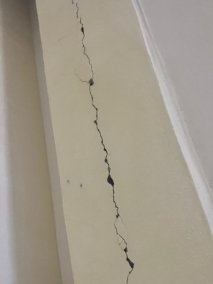 Depremden dolayı apartmanda çatlaklar var. Bakar mısınız, riskli mi?