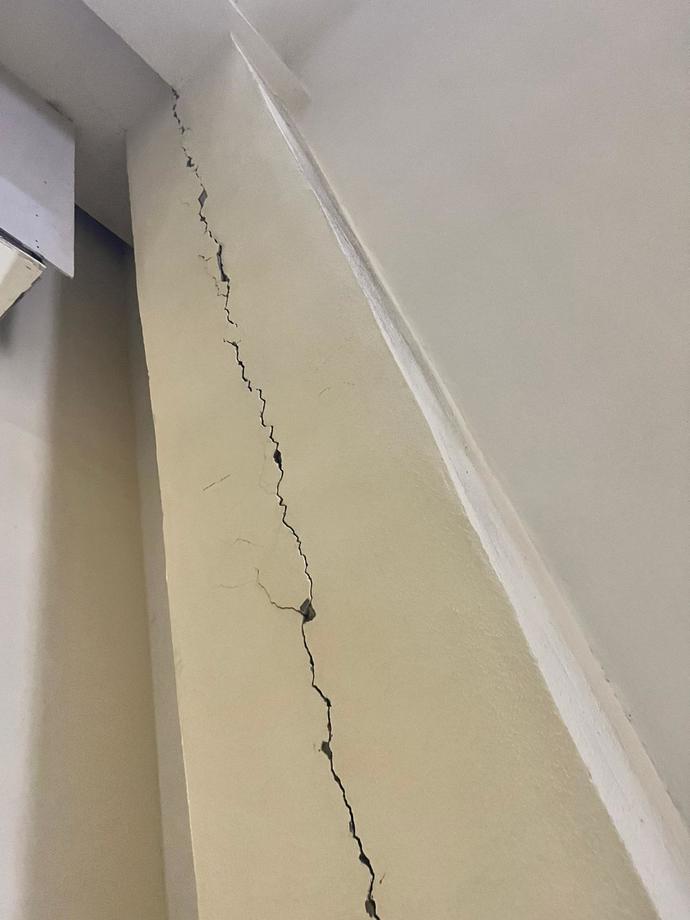 Depremden dolayı apartmanda çatlaklar var. Bakar mısınız, riskli mi?