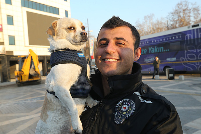 Deprem bölgesindeki Afitap isimli köpeği çevik kuvvet sahiplenmiş. Köpek benden daha iyi poz vermiş diyenler burada mı?