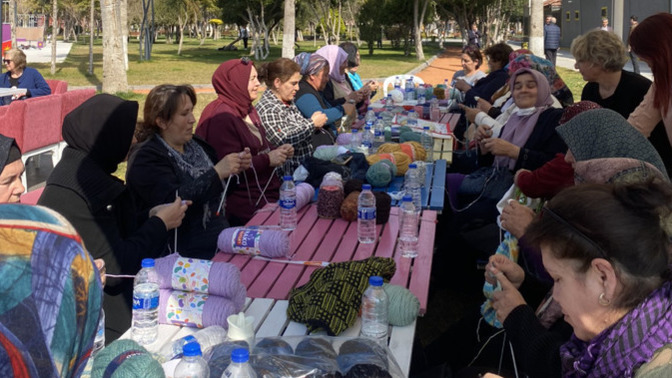 Mersinli kadınlar afet bölgelerinden gelen komşuları için örgü örüyor❤️ Kadınlar bir araya gelince aşamayacakları engel var mı?