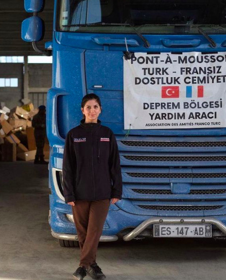 Tek başına kendi tırıyla Fransadan Maraşa yardım getiren Gülfem Zenginin yaptığı alkışlanası bir hareket değil mi?