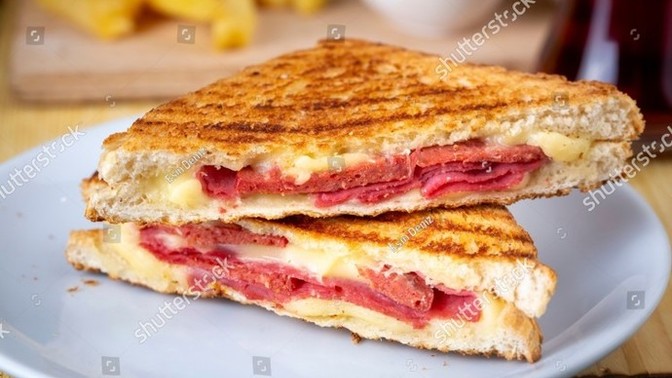 Kahvaltı saatim geldi. Kaşarlı tost sever misiniz?