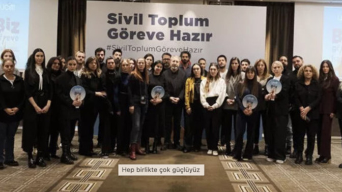 UCİM, depremzede çocuklar için ünlü isimlerle el ele vermiş ❤️Çocuklar için gönüllü olmaları çok güzel değil mi?