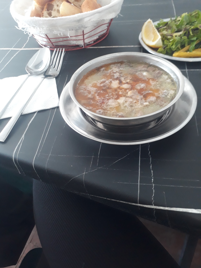 Sonra lokantaya gittim ve en sevdiğim çorbayı içtim. Ama hayal kırıklıklarını ört pas ediyor mu? Hayır.