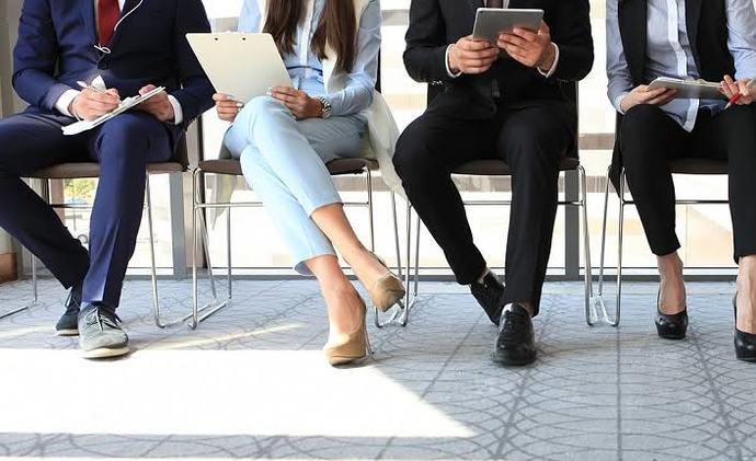 Herhangi bir yerde otururken bacak bacak üstüne atma huyunuz var mı?
