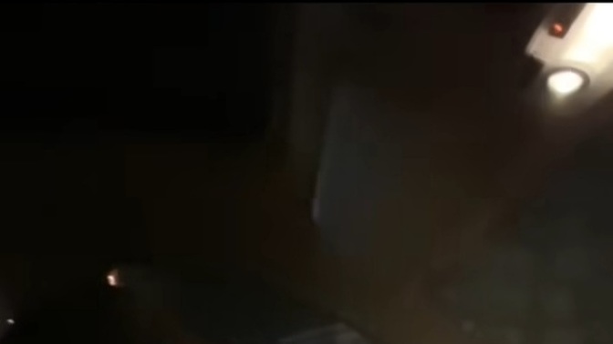 Adam kizin Bacağını öpüyor? Bu foto hakkinda ne dusunuyosunuz?