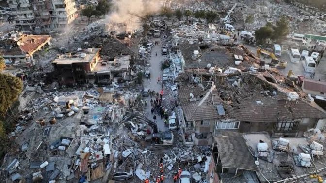 Babamın maddi durumu çok iyi fakat deprem illerine tek kuruş yardımda bulunmadı. Enkaz altında yanlış insanlar mı yatıyor?
