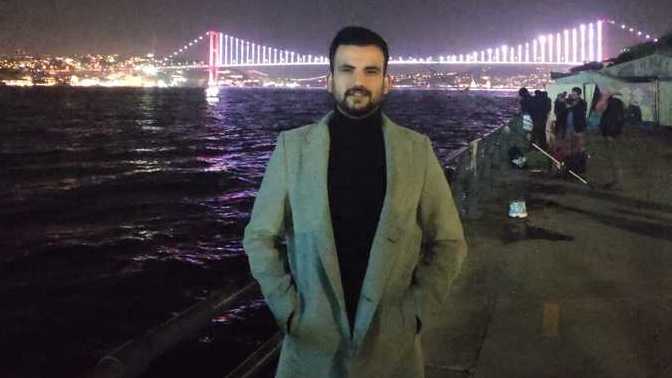 Gri kaban kaşe altına hangi renk gider siyah pantolon ve siyah balıkçı yaka kazak dışında?