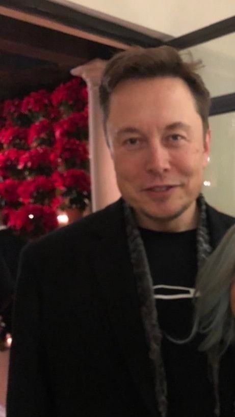 Elon Musk çok yakışıklı değil mi?