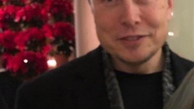 Elon Musk çok yakışıklı değil mi?