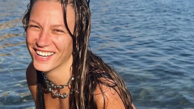 Serenay Sarıkaya'nın giydiği şey bikini mi? Kadınlar neden böyle edep kuralına aykırı şeyler yapmaya bayılıyor?