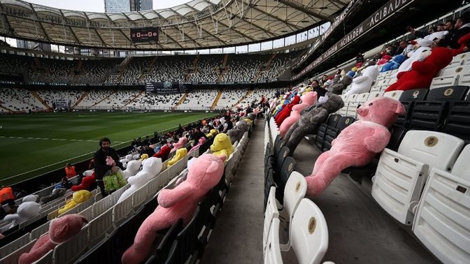 Beşiktaş-Antalyaspor maçında depremzede çocuklar için peluş oyuncaklar sahaya fırlatıldı. Harika bir görüntü değil mi?