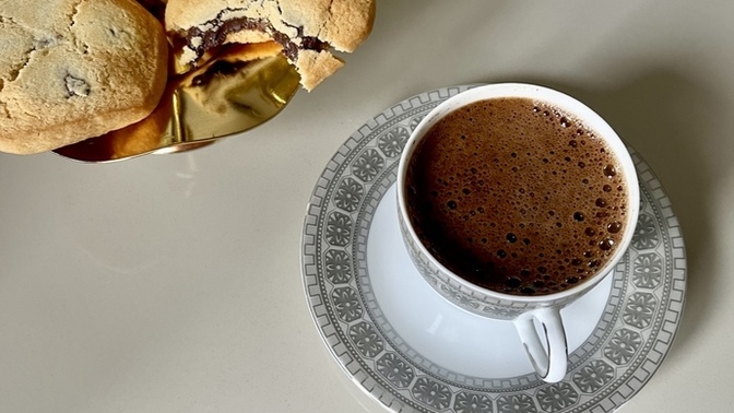 Türk kahvesinin yanında kurabiye yenmez miymiş?
