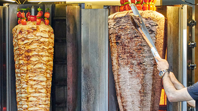 Döner yiyen insanları gülünç ve acınası buluyorum. Siz ne düşünüyorsunuz?